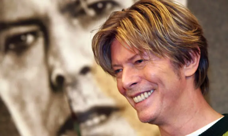 Am-8-Januar-2007-wird-das-Londoner-Multitalent-60-Und-so-viel-ist-sicher-Auch-die-Rolle-des-gealterten-Pop-und-Rockstars-gibt-Bowie-mit-hoechster-Perfektion