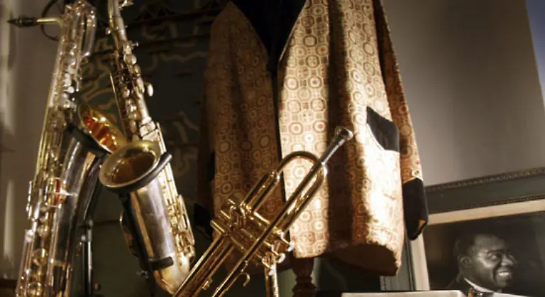 David-Robert-Jones-wurde-am-8-Januar-1947-im-englischen-Brixton-geboren-Im-Alter-von-dreizehn-Jahren-schnappte-er-sich-inspiriert-vom-Jazz-des-Londoner-West-End-ein-Saxophon-und-nahm-Unterricht