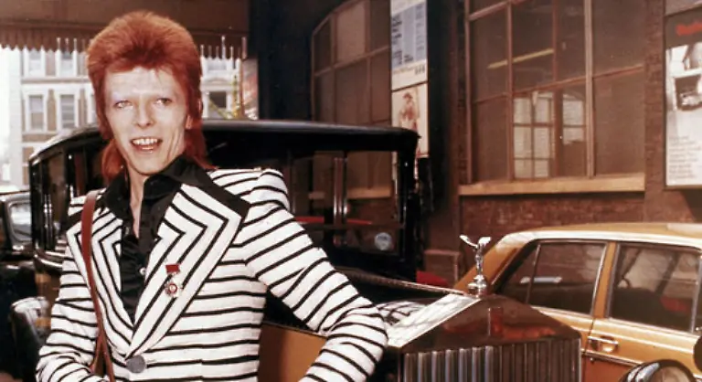 Seitdem-schafft-es-das-Chamaeleon-immer-wieder-mit-spektakulaeren-Auftritten-Aufmerksamkeit-zu-erregen-Er-ist-das-ausserirdische-Zwitterwesen-Ziggy-Stardust