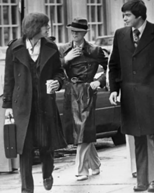 Drogen-insbesondere-Heroin-waren-Zutaten-einer-langen-Phase-der-Exzentrik-in-Bowies-Leben-und-Schaffen-In-den-spaeten-Siebzigern-verbringt-Bowie-einige-Jahre-in-Berlin-Die-Einsamkeit-der-Grossstadt-hilft-ihm-die-Geissel-Heroin-los-zu-werden