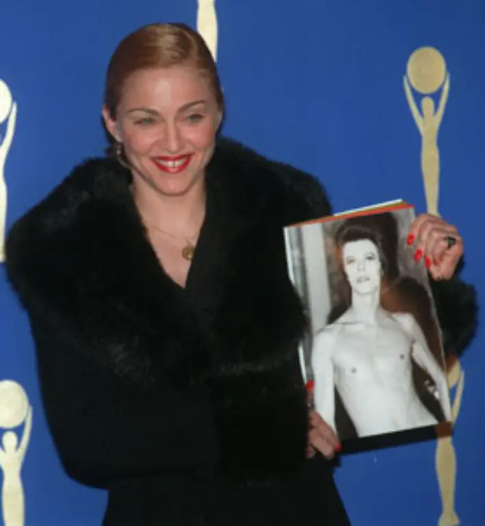 Zu-Bowies-Karriere-gehoert-eine-Faszination-fuer-Folk-Pantomime-Blues-Kabarett-Ausfluege-in-Disco-und-Eurorock-fuer-abgehobenen-schwulen-Kitsch-Soul-Grunge-Vierziger-Sound-und-perversen-Avantgardismus