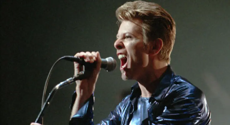 stellte-eigene-Malereien-aus-spielte-mit-Bildern-aus-Faschismus-oder-auch-totaler-Anarchie-war-zweimal-verheiratet-und-wurde-zu-einer-Ikone-der-Schwulenbewegung