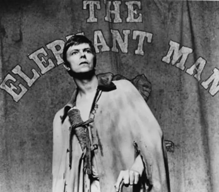 Bowie-war-schon-als-Kind-so-aktiv-und-interessiert-dass-er-woechentlich-fuenf-Briefe-an-General-Eisenhower-geschickt-haben-soll-Wie-viele-schuechterne-Kinder-verlegte-er-sich-aufs-Schauspielern-und-war-dankbar-fuer-jede-Identitaet-die-anders-war-als-jene-der-er-zu-entfliehen-suchte