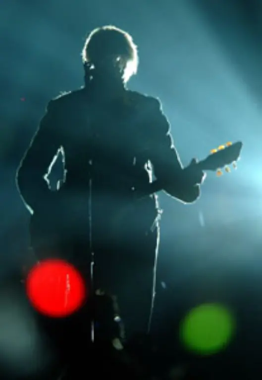 Wichtiger-aber-sind-seine-Texte-Meist-geht-es-um-die-simple-Botschaft-dass-jeder-ein-eigenstaendiger-Mensch-ist-ein-Individuum-auf-der-konstanten-Suche-nach-seiner-Identitaet