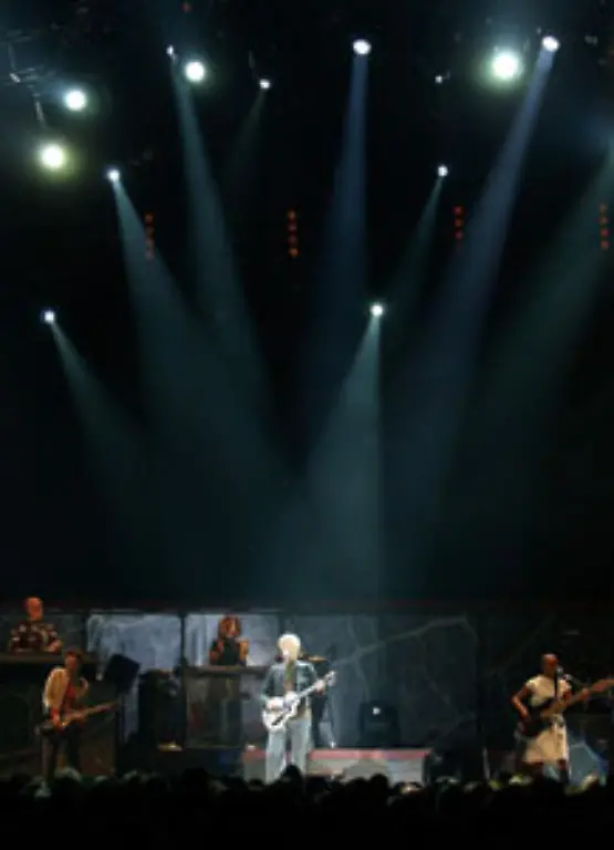 Zu-Bowies-Vielseitigkeit-gehoert-auch-seine-Leidenschaft-fuer-das-Internet-Beeinflusst-durch-seinen-Sohn-der-ihn-durch-seine-Spielleidenschaft-mit-Computern-in-Beruehrung-brachte-gab-sich-Bowie-seit-1993-dieser-Innovation-bedingungslos-hin