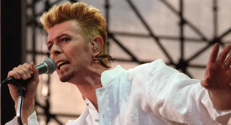 Alles-hat-sich-veraendert-so-lautete-im-Jahr-2000-Bowies-gesungene-Erkenntnis-Wenige-Monate-zuvor-hatte-Iman-seine-Tochter-Alexandra-zur-Welt-gebracht-Fuer-Bowie-Anlass-genug-sich-zurueckzulehnen-ueber-sich-seine-Lieben-und-das-Leben-nachzudenken