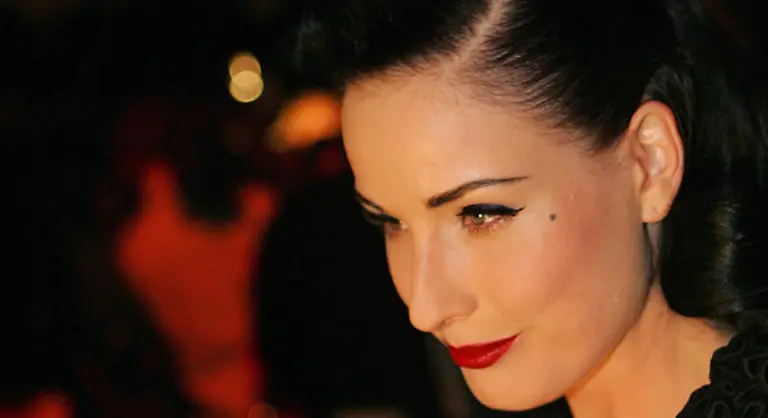 Dita-von-Teese-raekelt-sich-wieder-allein-zu-Haus-auf-kuehler-seidener-Bettwaesche