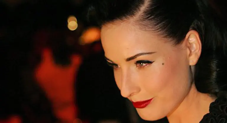 und-Haare-so-schwarz-wie-Ebenholz