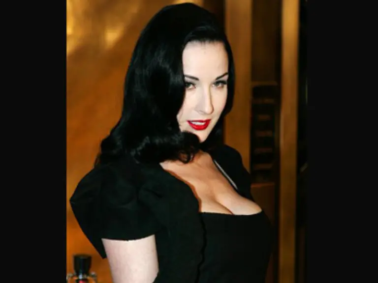 Auch-Frauen-sind-fasziniert-von-der-Frau-die-sich-auszieht-und-doch-nie-zuviel-verraet-oder-zeigt