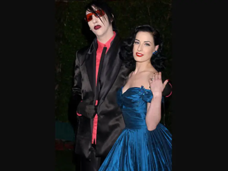 Immerhin-haben-sie-sich-auf-einer-Fetisch-Party-in-Los-Angeles-kennengelernt