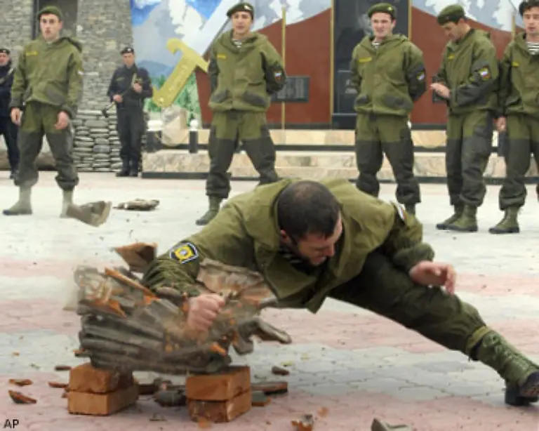 In-Tschetschenien-wuerden-Opfer-von-Menschenrechtsverletzungen-eingeschuechtert-und-drangsaliert-wenn-sie-sich-vor-Gericht-wehren-wollten-Fuer-die-russischen-Militaers-gibt-es-weitgehend-ein-Klima-der-Straflosigkeit