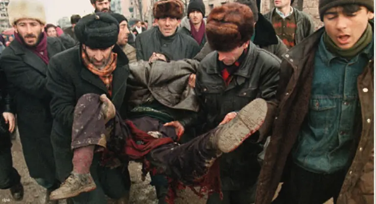 Augenzeugenberichten-zufolge-stuermen-die-Einheiten-Kadyrows-bei-so-genannten-Saeuberungen-meist-nachts-die-Haeuser-verschleppen-die-maennlichen-Bewohner-und-sperren-sie-in-Kellern-oder-Geheimgefaengnissen-ein