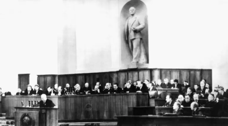 Zwar-erlaubte-Nikita-Chruschtschow-hier-am-Pult-bei-seiner-Rede-auf-dem-20-Parteitag-der-KPdSU-den-Tschetschenen-1957-die-Rueckkehr-in-die-Heimat-Hier-lebten-jedoch-inzwischen-viele-Neuansiedler-was-zu-latenten-Spannungen-fuehrte-die-zum-Ende-der-Sowjetunion-zum-Ausbruch-kamen