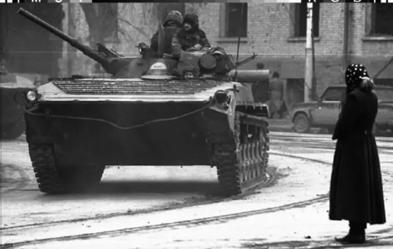 Russische-Panzer-rollten-in-die-Kaukasus-Republik-ein-Doerfer-wurden-in-Schutt-und-Asche-gelegt