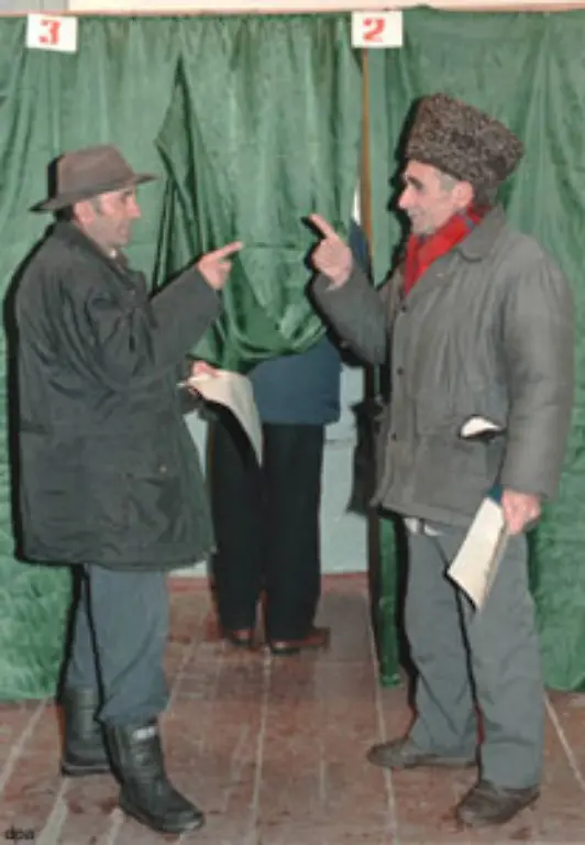 Ende-Januar-1997-fanden-Praesidentschaftswahlen-in-Tschetschenien-statt-Selten-so-beschreibt-es-der-langjaehrige-Moskau-Korrespondent-Dirk-Sager-ist-es-bei-Wahlen-gluecklicher-stolzer-und-auch-sauberer-zugegangen