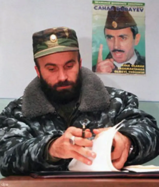 Am-7-August-1999-marschierten-wahhabitische-Einheiten-um-Terroristenfuehrer-Schamil-Bassajew-in-Dagestan-ein-Drei-Tage-spaeter-rief-Bassajew-eine-Islamische-Republik-Dagestan-aus-Diese-sollte-die-Kernzelle-einer-islamischen-Kaukasusrepublik-sein