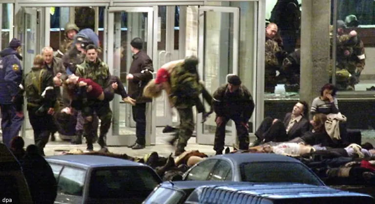 Am-23-Oktober-2002-geriet-der-Tschetschenienkonflikt-wieder-in-den-Blickpunkt-der-Weltoeffentlichkeit-Im-Moskauer-Musical-Theater-Nord-Ost-nahmen-tschetschenische-Terroristen-unter-Fuehrung-von-Mowsar-Barajew-etwa-700-Geiseln