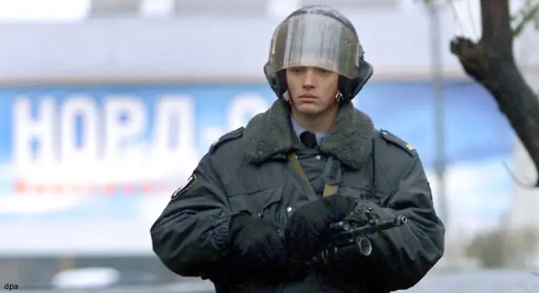 Ihre-Forderung-an-die-russische-Regierung-Die-Beendigung-des-Krieges-und-der-sofortige-Abzug-des-russischen-Militaers-aus-Tschetschenien-Putin-setzte-auf-eine-Politik-der-Staerke-Spezialkraefte-befreiten-die-Geiseln-wobei-sie-das-bis-dahin-ungetestete-Betaeubungsgas-Carfentanyl-einsetzten
