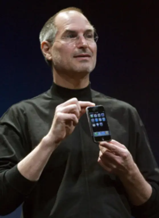 Mit-Touchscreen-2-Mega-Pixel-Kamera-iPod-und-etlichen-anderen-Features-will-Apple-Chef-Steve-Jobs-den-anderen-Handy-Herstellern-um-mindestens-fuenf-Jahre-voraus-sein