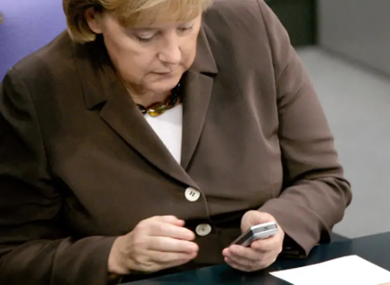 Selbst-unsere-Frau-Bundeskanzlerin-steht-zu-ihrer-SMS-Sucht