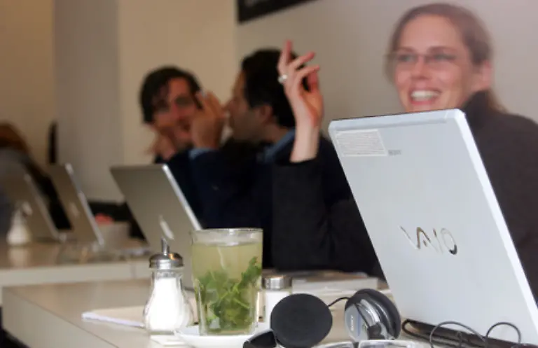 Wer-kann-sich-Cafs-noch-ohne-Laptops-Wireless-Lan-frischen-Minztee-oder