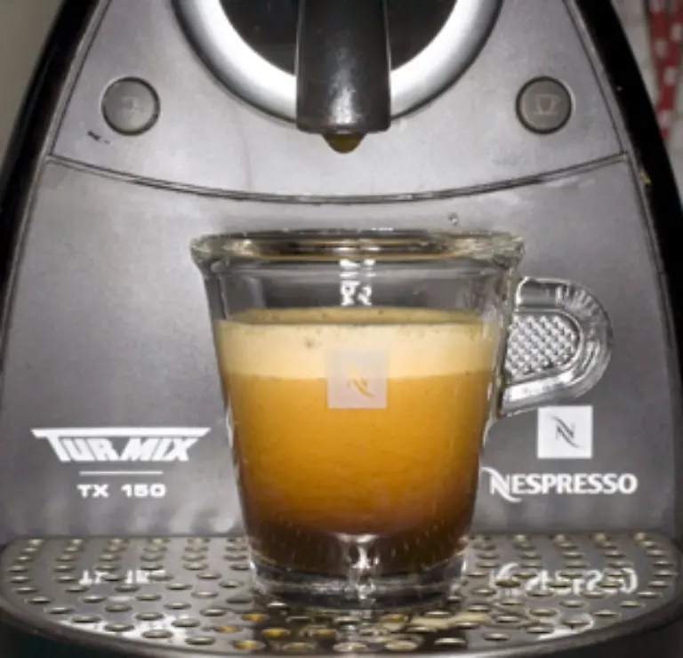 Ohne-jetzt-irgendwie-abschweifen-zu-wollen-ist-doch-auch-ein-Milchkaffee-dieser-merkwuerdigen-Pad-Bruehe-vorzuziehen