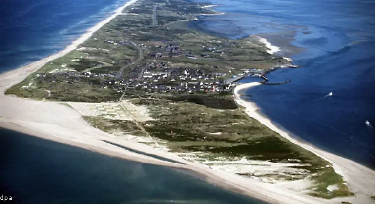 An-der-Suedspitze-betraegt-der-Landverlust-nach-Orkan-Fritz-und-dem-stuermischen-Wochenende-30-bis-50-Meter-schaetzt-der-Vorsitzende-des-Landschaftszweckverbandes-Sylt-Helge-Jansen