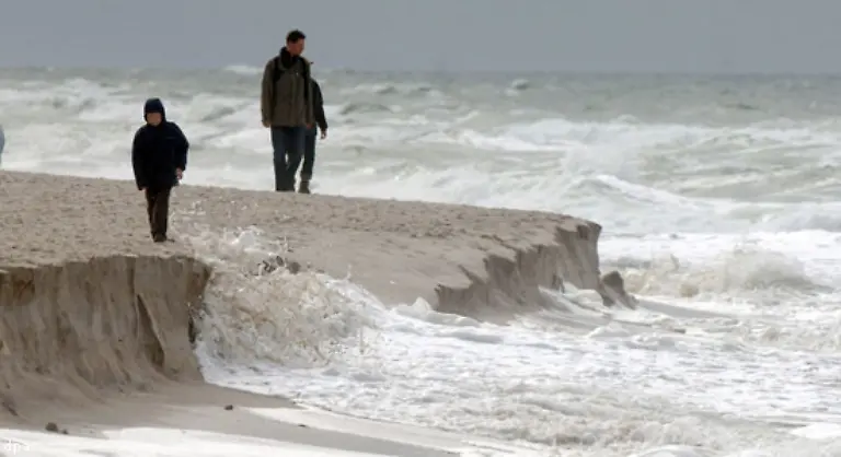 Zwischen-Westerland-und-Wenningstedt-greift-das-Meer-die-Vorduenen-an