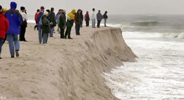 Vielerorts-ist-der-kuenstlich-zum-Schutz-der-Insel-aufgespuelte-Strand-voellig-abgetragen