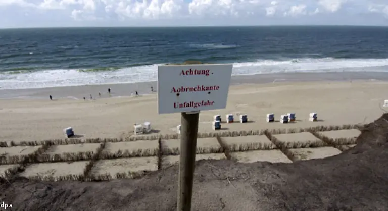 Allein-am-Wochenende-13-14-Januar-seien-100-000-Kubikmeter-Sand-verloren-gegangen-schaetzt-Jansen-Unser-Problem-ist-dass-wir-permanent-Sturm-haben