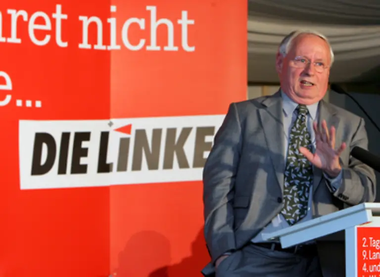 oder-zu-einer-dunkleren-wie-bei-der-oft-als-dunkelrot-rot-und-schwarz-bezeichneten-Partei-Die-Linke-wird