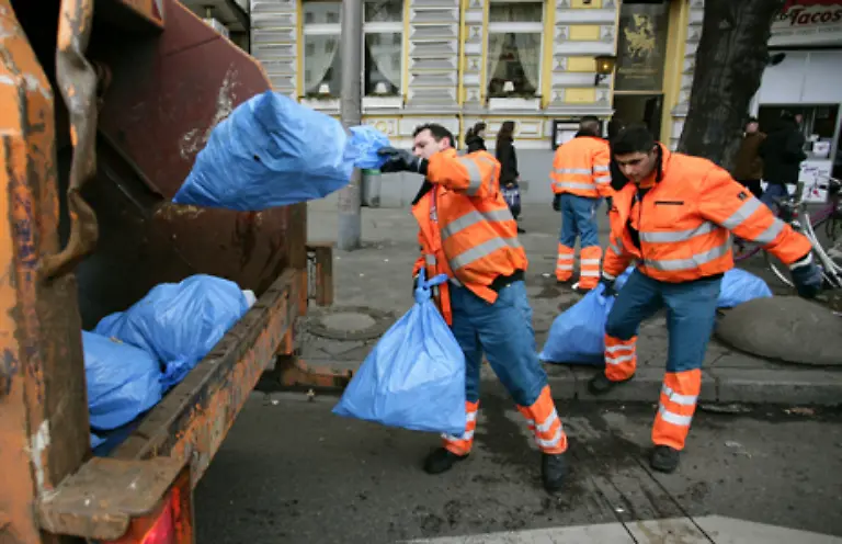 Hierzulande-ist-die-Mischfarbe-Orange-auch-die-Farbe-der-Muellabfuhr-und-der-Strassenreinigung