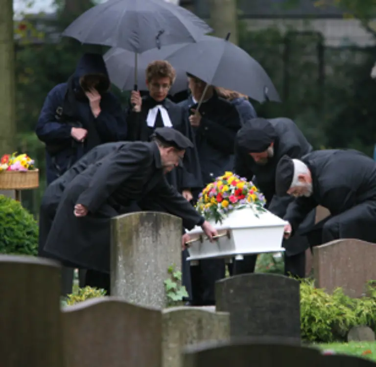 Weiss-war-viele-tausend-Jahre-lang-die-Farbe-des-Todes-und-der-Trauer-und-ist-es-bis-heute-im-Orient-geblieben-Im-symbolischen-Denken-geht-der-Tod-dem-Leben-voraus-und-jede-Geburt-ist-eine-Wiedergeburt-Bei-uns-wird-heute-in-schwarzer-Kleidung-getrauert-Blueten-und-Saerge-sind-dennoch-oftmals-weiss