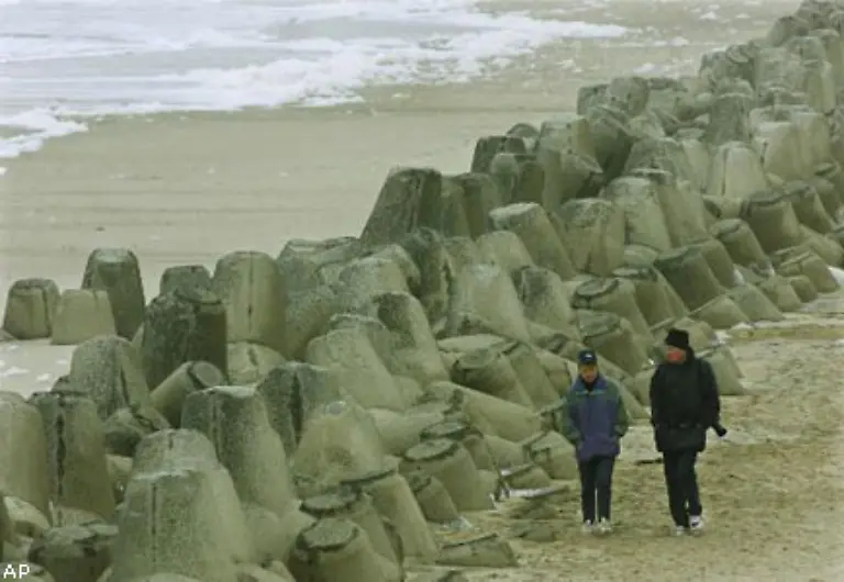 Vor-allem-dort-sorgten-sie-wie-bereits-die-Buhnen-dafuer-dass-Sand-weggespuelt-wurde