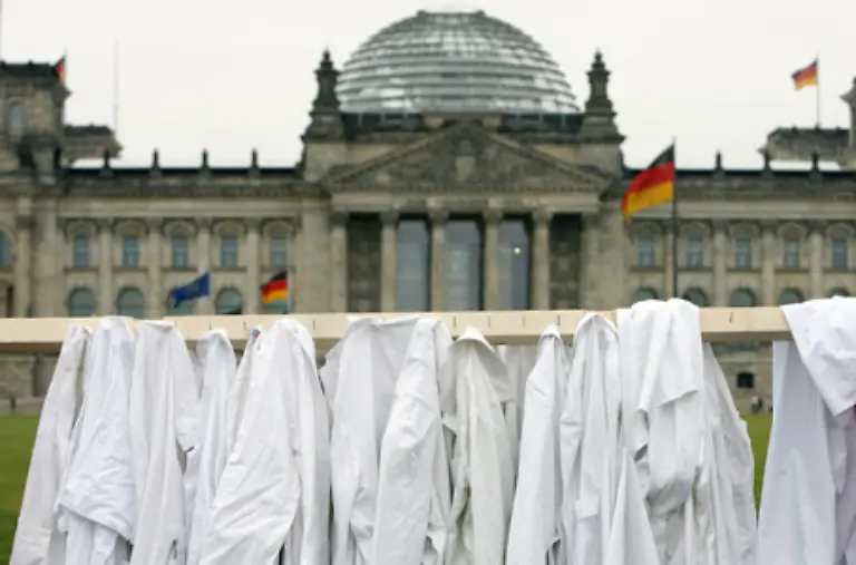 Weiss-wird-jedoch-auch-als-Farbe-der-Unnahbarkeit-Empfindsamkeit-und-Reserviertheit-empfunden