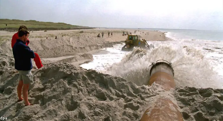 Bislang-hilft-gegen-den-Landverlust-nur-eines-Sand-wird-kuenstlich-vor-die-Kuesten-gespuelt-Dies-geschieht-seit-den-1980er-Jahren