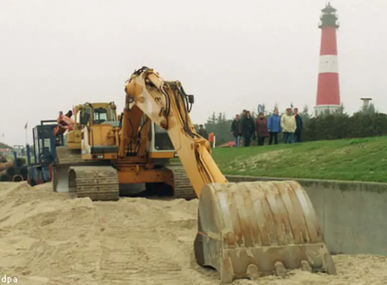 Die-Arbeit-ist-aufwaendig-An-den-Straenden-verteilen-Bagger-und-Bulldozer-Sand-der-von-Saugbaggerschiffen-so-genannten-Hobber-Baggern-vor-die-Kuesten-gepumpt-wird