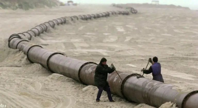 Die-Hopper-Bagger-saugen-den-Sand-vom-Meeresboden-und-bringen-ihn-ueber-eine-Rohrleitung-an-den-Strand