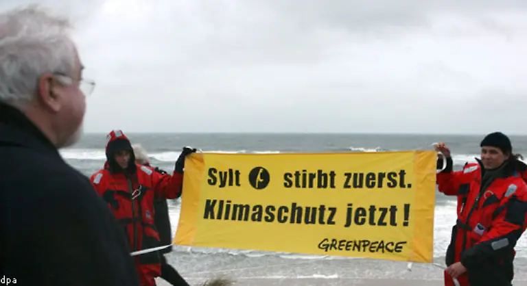 Das-ist-nicht-billig-Jaehrlich-werden-rund-fuenf-Millionen-Euro-dafuer-ausgegeben-fuer-2007-versprach-Ministerpraesident-Peter-Harry-Carstensen-links-zusaetzlich-14-Millionen-Euro-fuer-die-naechsten-drei-Jahre-Insgesamt-sollen-fuer-den-Erhalt-der-Insel-bereits-100-Millionen-Euro-ausgegeben-worden-sein