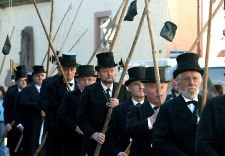 Schwarz-ist-jedoch-auch-Ausdruck-von-Wuerde-und-Ansehen-Schwarze-Kleidung-kann-einen-besonders-feierlichen-Charakter-haben