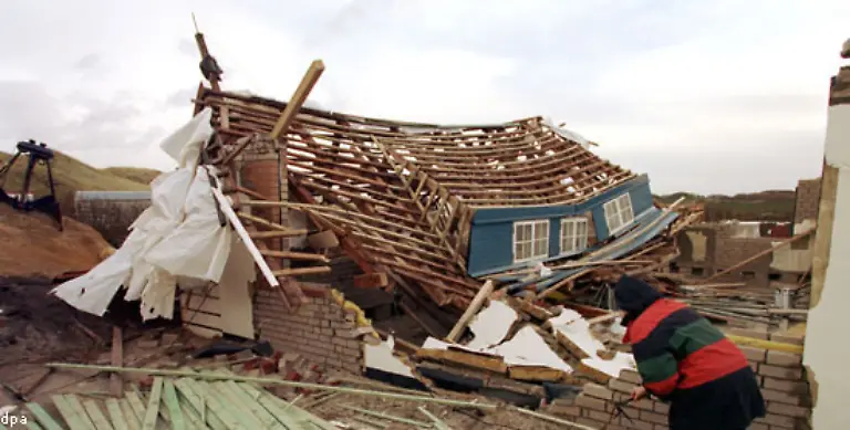 nach-einem-Sturm-1999-bei-dem-auch-dieses-Haus-zerstoert-wurde