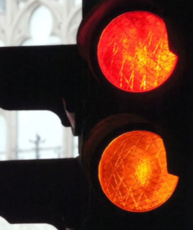 Rot-ist-eine-Signalfarbe-und-wird-sowohl-im-Strassenverkehr-als-auch-in-der-Werbung-eingesetzt