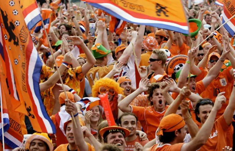 Orange-ist-auch-die-Farbe-der-Niederlaender-Es-symbolisiert-das-Koenigshaus-Oranien-Auch-die-niederlaendische-Fussball-Nationalmannschaft-traegt-orange-Trikots