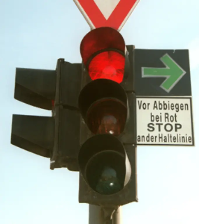 Als-Signalfarbe-ist-Gruen-die-Gegenfarbe-zur-Warnfarbe-Rot-Sie-beschreibt-einen-normalen-bzw-unproblematischen-Zustand-Verlauf-oder-Betrieb-Gruene-Symbole-enthalten-meistens-eine-Erlaubnisfunktion