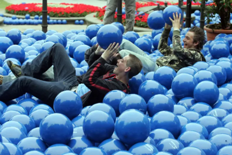 Es-kann-aber-auch-mit-Traumtaenzerei-Nachlaessigkeit-oder-Melancholie-gleichgesetzt-werden-Zudem-gibt-es-Redewendungen-wie-blau-machen-oder-Institutionen-wie-den-Blauen-Montag
