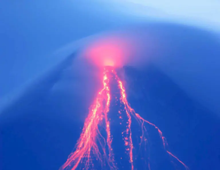 Beim-Vulkanausbruch-des-Mayon-im-August-2006-Die-Farben-Blau-und-Magenta-waren-bei-diesem-Naturschauspiel-zu-bewundern