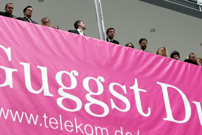 Sie-hat-aber-auch-Seiten-von-Snobismus-Arroganz-und-Dominanz-Die-Deutsche-Telekom-AG-hat-die-Farbe-Magenta-als-Farbmarke-fuer-ihre-Waren-und-Dienstleistungen-registrieren-lassen-und-untersagt-per-Gerichtsbeschluss-anderen-Firmen-die-Verwendung-ihrer-Farbe