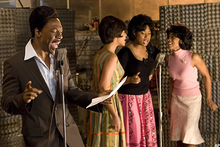 Der-grosse-Sieger-des-Abends-war-der-Musicalfilm-Dreamgirls-Der-Film-erzaehlt-die-Geschichte-von-Aufstieg-und-Fall-eines-schwarzen-Maedchentrios-in-den-USA-der-60er-Jahre-Drei-Golden-Globes-gab-es-dafuer-Nicht-nur-den-Preis-fuer-die-Beste-Koemodie-konnte-er-einheimsen
