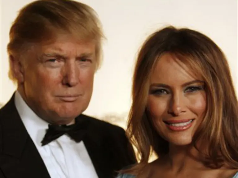Ausgezeichnet-fuer-sein-Lebenswerk-als-beinhaerteste-Beton-Tolle-samt-Gattin-mit-beinhaertestem-Beton-Laecheln-wurden-die-Trumps-Donald-und-Melania