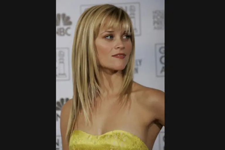 Letztes-Jahr-wurde-sie-fuer-ihre-Rolle-der-June-Carter-ausgezeichnet-und-kam-mit-Mann-dieses-Jahr-sieht-alles-anders-aus-auch-ihre-Frisur-Reese-Witherspoon
